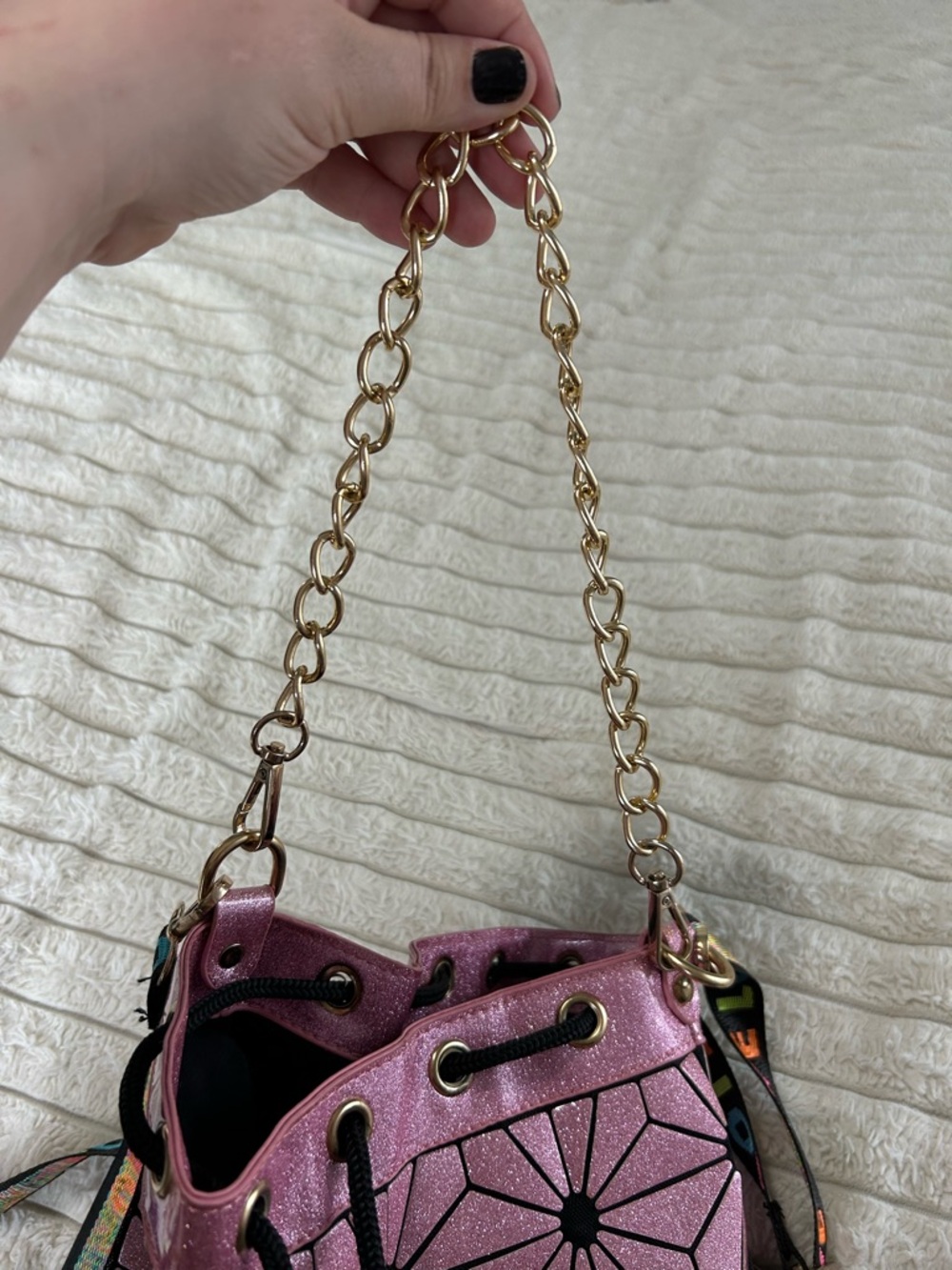 Pink Geometric Drawstring Bucket Bag with Gold Chain - Picture 9 of 11